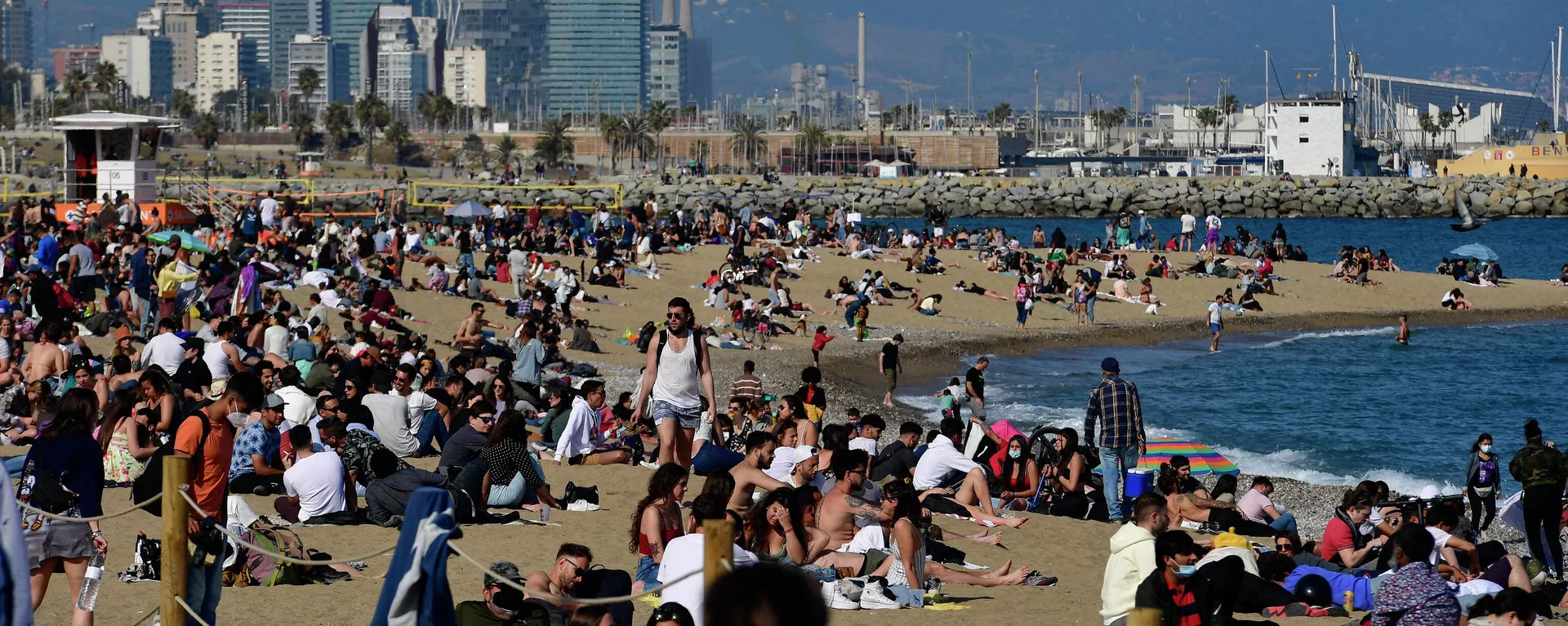 Público en la playa de la Barceloneta (Barcelona) - Sputnik Mundo, 1920, 08.04.2021