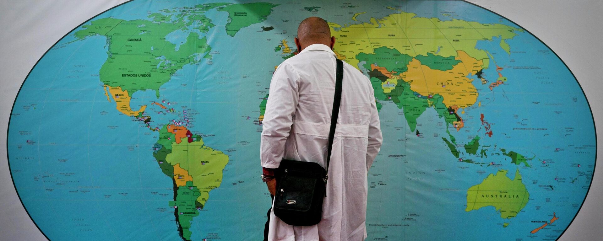 Un médico cubano y el mapa del mundo Un médico cubano y el mapa del mundo - Sputnik Mundo, 1920, 08.04.2021