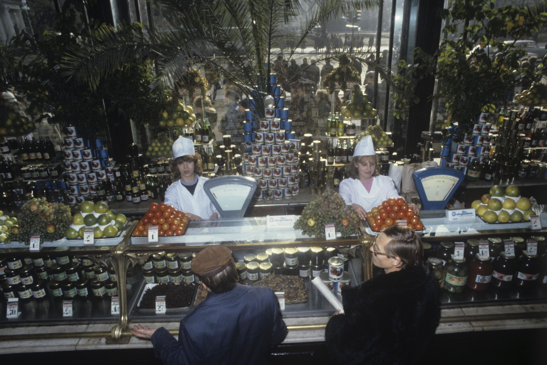 La tienda Eliséyevski en 1986, el departamento de la frutería - Sputnik Mundo, 1920, 08.04.2021