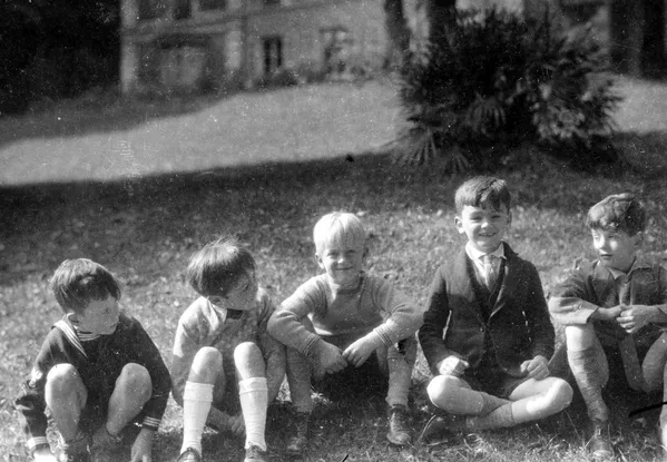 El futuro príncipe Felipe durante su estancia en una escuela en el suburbio parisino de Saint-Cloud. El futuro príncipe Felipe durante su estancia en una escuela en el suburbio parisino de Saint-Cloud. - Sputnik Mundo