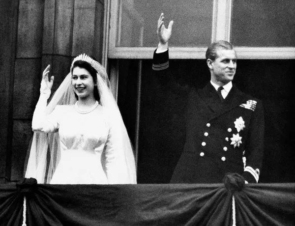 La princesa Isabel y el príncipe Felipe saludan a la multitud desde el balcón del palacio de Buckingham el día de su boda, el 20 de noviembre de 1947. La princesa Isabel y el príncipe Felipe saludan a la multitud desde el balcón del palacio de Buckingham el día de su boda, el 20 de noviembre de 1947. - Sputnik Mundo