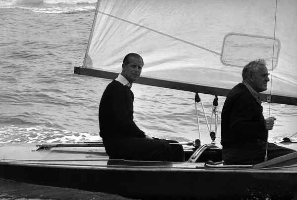 El príncipe Felipe, duque de Edimburgo, al timón del Coweslip, con su compañero de navegación Uffa Fox, antes de la salida de la regata del Royal London Yacht Club, el 6 de agosto de 1963. El príncipe Felipe, duque de Edimburgo, al timón del Coweslip, con su compañero de navegación Uffa Fox, antes de la salida de la regata del Royal London Yacht Club, el 6 de agosto de 1963. - Sputnik Mundo