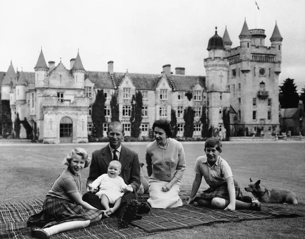La reina Isabel II, el príncipe Felipe y sus hijos, el príncipe Carlos, a la derecha, la princesa Ana y el príncipe Andrés, posan para una foto en el césped del castillo de Balmoral, en Escocia, en septiembre de 1960. La reina Isabel II, el príncipe Felipe y sus hijos, el príncipe Carlos, a la derecha, la princesa Ana y el príncipe Andrés, posan para una foto en el césped del castillo de Balmoral, en Escocia, en septiembre de 1960. - Sputnik Mundo