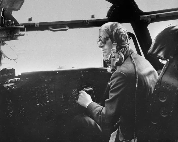 El príncipe Felipe maneja un avión de transporte militar Blackburn el 11 de abril de 1956. Unos minutos después un extintor de incendios estalló y llenó la cabina con gases asfixiantes. El duque consiguió mantener el control del avión a pesar del peligro y lo hizo aterrizar perfectamente 10 minutos después. El príncipe Felipe maneja un avión de transporte militar Blackburn el 11 de abril de 1956. Unos minutos después un extintor de incendios estalló y llenó la cabina con gases asfixiantes. El duque consiguió mantener el control del avión a pesar del peligro y lo hizo aterrizar perfectamente 10 minutos después. - Sputnik Mundo