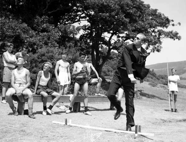 El príncipe Felipe lanza una jabalina durante la visita al Outward Bound Sea School, en Gales, el 12 de julio de 1949. El príncipe Felipe lanza una jabalina durante la visita al Outward Bound Sea School, en Gales, el 12 de julio de 1949. - Sputnik Mundo