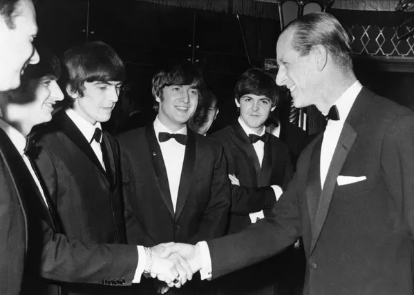 El príncipe Felipe estrecha la mano de Ringo Starr, baterista de la banda The Beatles. George Harrison, John Lennon y Paul McCartney están a su lado. La foto data del 23 de marzo de 1964. El príncipe Felipe estrecha la mano de Ringo Starr, baterista de la banda The Beatles. George Harrison, John Lennon y Paul McCartney están a su lado. La foto data del 23 de marzo de 1964. - Sputnik Mundo