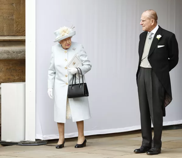 La reina Isabel II y el príncipe Felipe esperan la llegada en carruaje en la boda de su nieta, la princesa Eugenia de York, y Jack Brooksbank, el 12 de octubre de 2018. La reina Isabel II y el príncipe Felipe esperan la llegada en carruaje en la boda de su nieta, la princesa Eugenia de York, y Jack Brooksbank, el 12 de octubre de 2018. - Sputnik Mundo