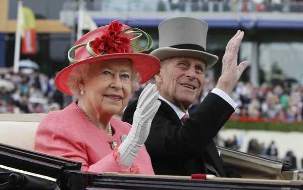 La reina Isabel y el príncipe Felipe en carruaje durante la reunión de carreras de caballos Royal Ascot en Ascot, Reino Unido, el 16 de junio de 2011. La reina Isabel y el príncipe Felipe en carruaje durante la reunión de carreras de caballos Royal Ascot en Ascot, Reino Unido, el 16 de junio de 2011. - Sputnik Mundo