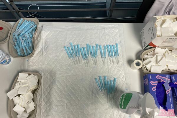 Kit de vacunación en el WiZink Center de Madrid  - Sputnik Mundo