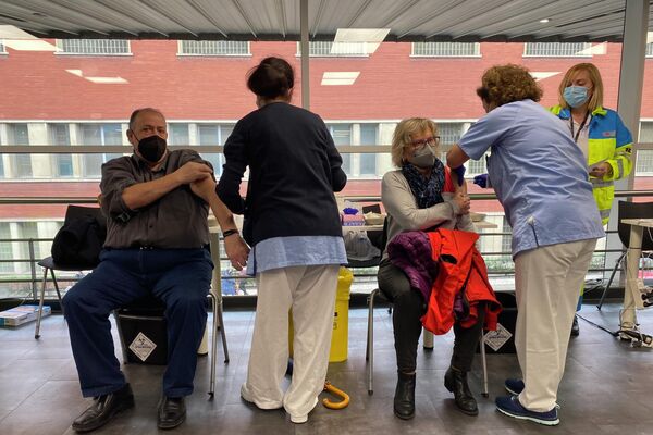 Vacunaciones de AstraZeneca en el WiZink Center de Madrid  - Sputnik Mundo