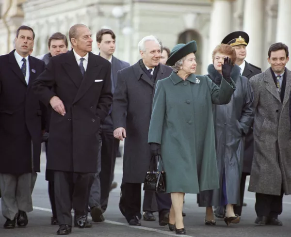 La reina Isabel II y el príncipe Felipe en San Petersburgo, durante su visita oficial a Rusia en 1994. La reina Isabel II y el príncipe Felipe en San Petersburgo, durante su visita oficial a Rusia en 1994. - Sputnik Mundo