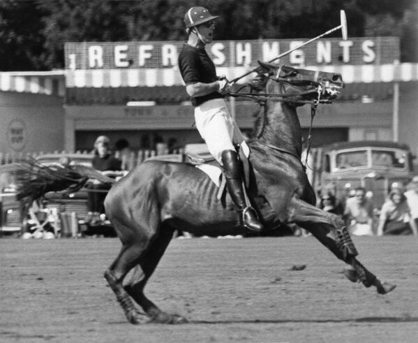 El príncipe Felipe durante un partido de polo en Windsor (20 de junio de 1965). - Sputnik Mundo