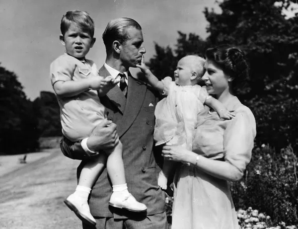 La princesa Isabel, junto a su marido el príncipe Felipe, el duque de Edimburgo, y sus hijos el príncipe Carlos y la princesa Ana (agosto de 1951). La princesa Isabel, junto a su marido el príncipe Felipe, el duque de Edimburgo, y sus hijos el príncipe Carlos y la princesa Ana (agosto de 1951). - Sputnik Mundo