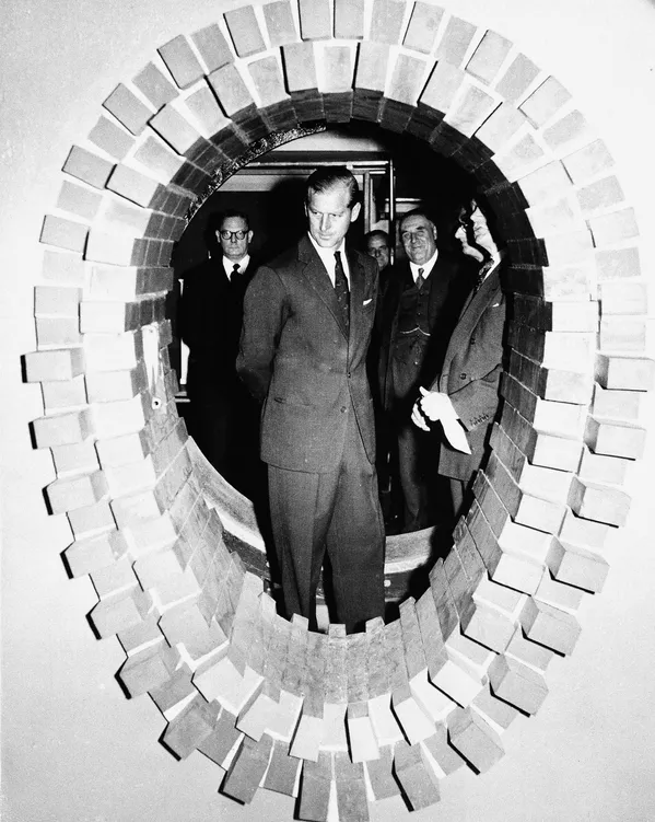 El príncipe Felipe en una exposición de pipas de alcantarilla en Londres (25 de julio de 1955). El príncipe Felipe en una exposición de pipas de alcantarilla en Londres (25 de julio de 1955). - Sputnik Mundo