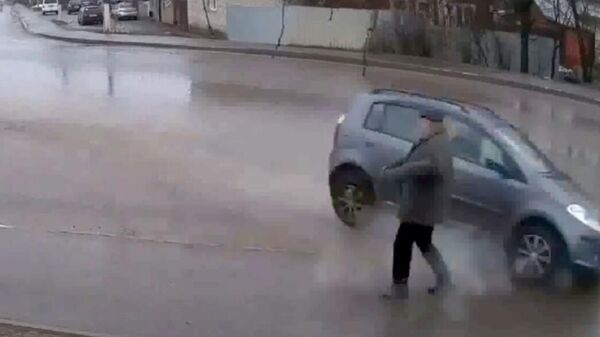 Un hombre se salva de milagro de ser atropellado por un auto - Sputnik Mundo