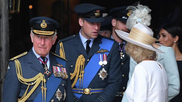 El príncipe de Gales, Carlos, junto a su hijo el duque de Cambridge, William (archivo) - Sputnik Mundo