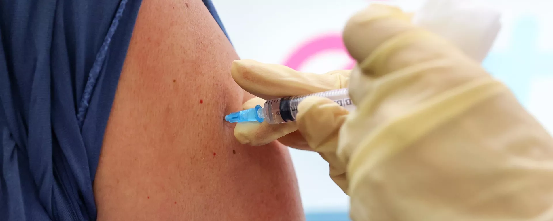 Una persona recibe una vacuna contra el coronavirus en Rusia Una persona recibe una vacuna contra el coronavirus en Rusia - Sputnik Mundo, 1920, 11.04.2021
