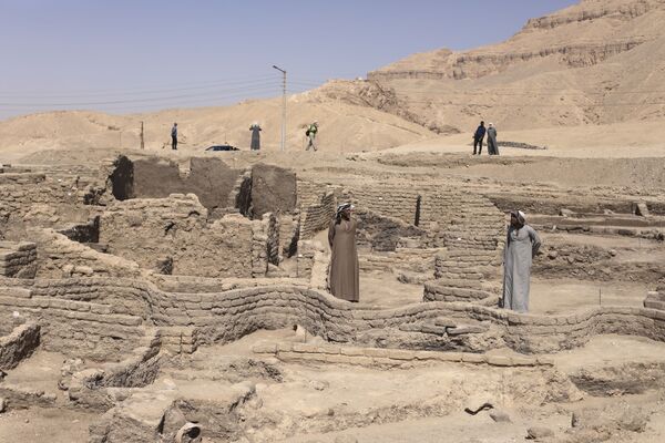 Unas personas en la antigua &#x27;Ciudad Dorada Perdida&#x27; que se encuentra entre los templos de Ramsés III y Amenofis III en la orilla occidental del río Nilo en Luxor.  - Sputnik Mundo