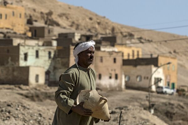 En Egipto, cerca de la ciudad de Luxor, a principios de abril fueron hallados los restos de Atón o Ciudad Dorada Perdida, de unos 3.000 años. Este descubrimiento fue calificado de uno de los más importantes del mundo arqueológico desde la tumba del faraón Tutankamón.En la foto: las excavaciones en el lugar de Atón o Ciudad Dorada Perdida en Egipto. - Sputnik Mundo