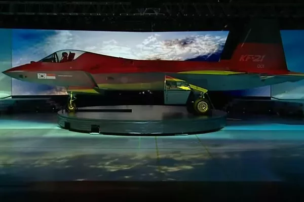 Caza KF-21 con proyecciones de distintas banderas sobre su fuselaje durante su presentación oficial. Caza KF-21 con proyecciones de distintas banderas sobre su fuselaje durante su presentación oficial. - Sputnik Mundo