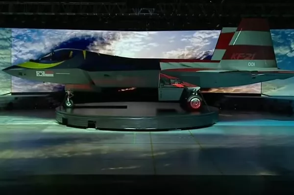 Caza KF-21 con proyecciones de distintas banderas sobre su fuselaje durante su presentación oficial. Caza KF-21 con proyecciones de distintas banderas sobre su fuselaje durante su presentación oficial. - Sputnik Mundo