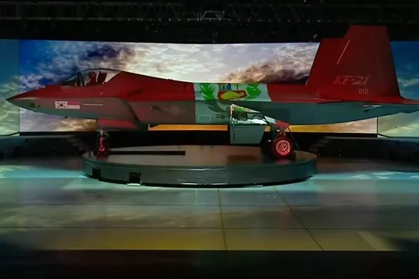 Caza KF-21 con proyecciones de distintas banderas sobre su fuselaje durante su presentación oficial. Caza KF-21 con proyecciones de distintas banderas sobre su fuselaje durante su presentación oficial. - Sputnik Mundo