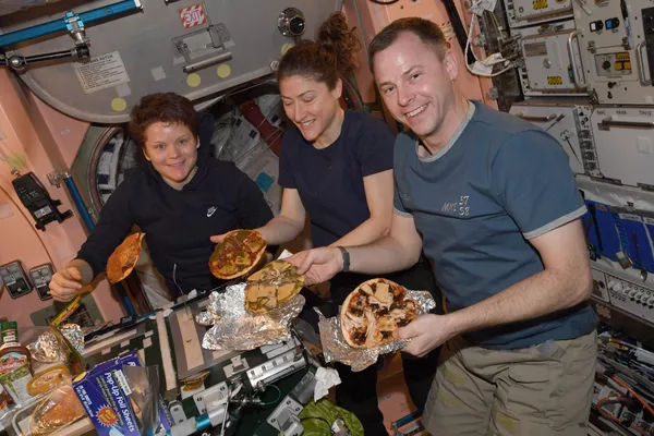 El astronauta estadounidense Nick Hague (a la derecha) compartió en su cuenta de Twitter una imagen de una espontánea fiesta de pizza en la EEI. "Hacer pizza en el espacio es similar a hacer pizza en la Tierra, la única diferencia es que nuestros hornos son un poco diferentes y nuestra pizza puede flotar", explicó. El astronauta estadounidense Nick Hague (a la derecha) compartió en su cuenta de Twitter una imagen de una espontánea fiesta de pizza en la EEI. "Hacer pizza en el espacio es similar a hacer pizza en la Tierra, la única diferencia es que nuestros hornos son un poco diferentes y nuestra pizza puede flotar", explicó. - Sputnik Mundo