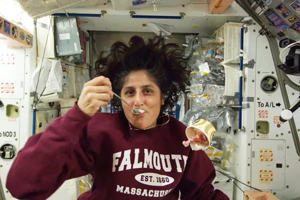 La astronauta estadounidense Sunita Williams come helado a bordo de la EEI. La astronauta estadounidense Sunita Williams come helado a bordo de la EEI. - Sputnik Mundo