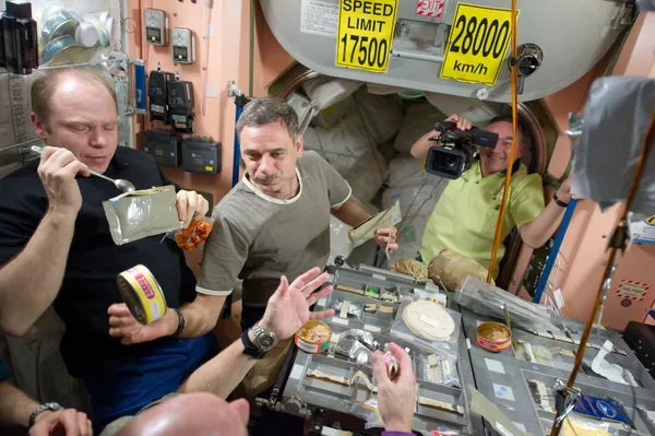 Miembros de la Expedición 23 (Oleg Kotov, Mijaíl Kornienko y Alexandr Skvortsov) durante el almuerzo. Miembros de la Expedición 23 (Oleg Kotov, Mijaíl Kornienko y Alexandr Skvortsov) durante el almuerzo. - Sputnik Mundo
