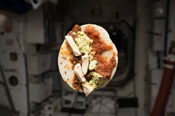Desayuno del astronauta estadounidense Timothy Lennart Kopra. Así lo describió en su cuenta de Twitter: "Taco de desayuno en la EEI: frijoles refritos, cerdo desmenuzado, queso Monterey Jack, huevos y salsa en una tortilla. Genial..." Desayuno del astronauta estadounidense Timothy Lennart Kopra. Así lo describió en su cuenta de Twitter: "Taco de desayuno en la EEI: frijoles refritos, cerdo desmenuzado, queso Monterey Jack, huevos y salsa en una tortilla. Genial..." - Sputnik Mundo