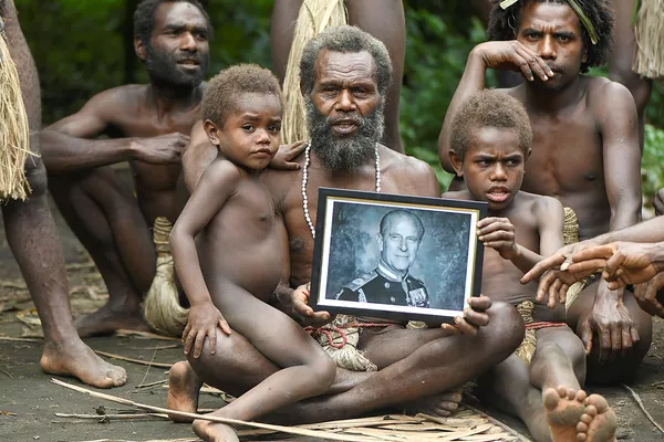Albi, el jefe de la aldea de Yakel, en Vanuatu, con su familia y un retrato del príncipe Felipe el 12 de abril de 2021. Albi, el jefe de la aldea de Yakel, en Vanuatu, con su familia y un retrato del príncipe Felipe el 12 de abril de 2021. - Sputnik Mundo