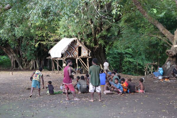 Los devotos del príncipe Felipe se reúnen en la aldea de Yaohnanen, en la isla Tanna, en Vanuatu, tras anunciarse la muerte del duque a los 99 años el 10 de abril de 2021.  - Sputnik Mundo