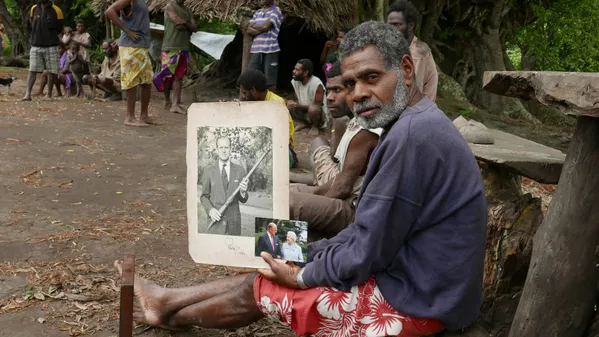 El jefe de la aldea Jack Malia con unas fotos del fallecido príncipe Felipe y de la reina Isabel en las manos el 6 de mayo de 2017 en Yaohnanen, en la isla de Tanna. El jefe de la aldea Jack Malia con unas fotos del fallecido príncipe Felipe y de la reina Isabel en las manos el 6 de mayo de 2017 en Yaohnanen, en la isla de Tanna. - Sputnik Mundo
