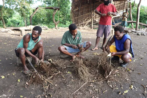 Los devotos del príncipe Felipe preparan las raíces de kava en Yaohnanen, en la isla de Tanna, para la ceremonia de duelo por el fallecido duque de Edimburgo, el 10 de abril de 2021. Los devotos del príncipe Felipe preparan las raíces de kava en Yaohnanen, en la isla de Tanna, para la ceremonia de duelo por el fallecido duque de Edimburgo, el 10 de abril de 2021. - Sputnik Mundo