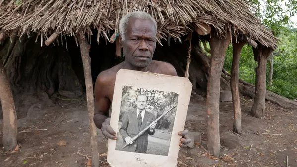 Un miembro de la tribu de la isla de Tanna sostiene una foto del príncipe Felipe en Yaohnanen, Vanuatu, el 6 de mayo de 2017. Un miembro de la tribu de la isla de Tanna sostiene una foto del príncipe Felipe en Yaohnanen, Vanuatu, el 6 de mayo de 2017. - Sputnik Mundo
