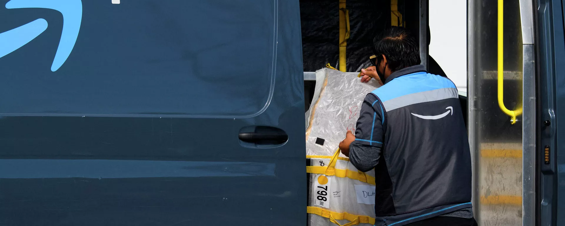 Un repartidor de Amazon en California Un repartidor de Amazon en California - Sputnik Mundo, 1920, 12.04.2021