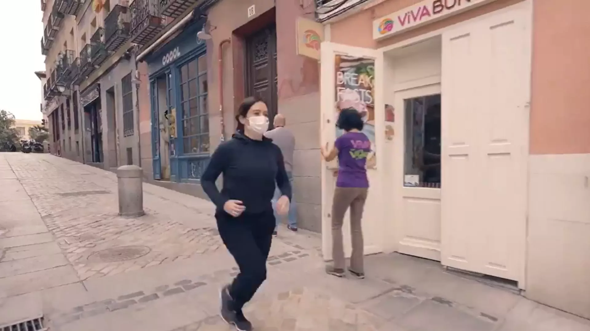 Isabel Díaz Ayuso corriendo en su spot preelectoral Isabel Díaz Ayuso corriendo en su spot preelectoral - Sputnik Mundo, 1920, 12.04.2021