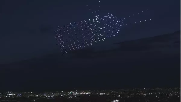 Cientos de drones crean figuras en el cielo para conmemorar el Día de la Cosmonáutica - Sputnik Mundo