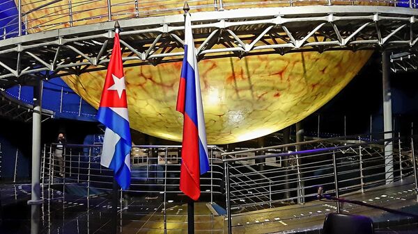 Banderas de Cuba y Rusia durante la inauguración de la exposición Nuestro Gagarin - Sputnik Mundo