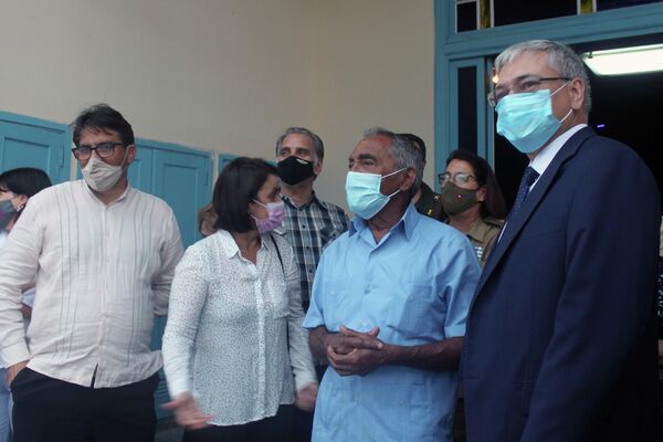 Michael González, director de Patrimonio Cultural en la Oficina del Historiador de La Habana; Perla Rosales, subdirectora de la Oficina del Historiador de La Habana; René González, presidente del Club de Aeronáutica de Cuba; Arnaldo Tamayo, primer cosmonauta cubano; y Marat Karimov, representante en Cuba de la Agencia Federal rusa Rossotrudnichestvo - Sputnik Mundo