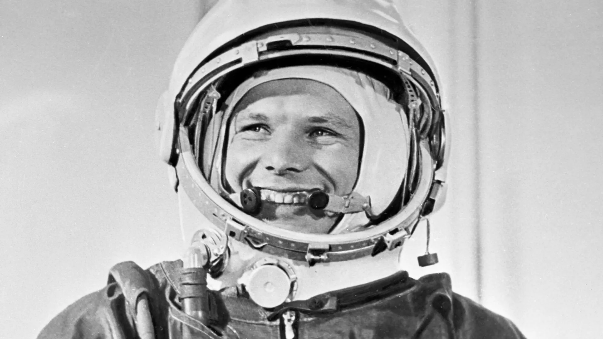 El cosmonauta soviético Yuri Gagarin con su traje espacial antes del histórico lanzamiento de la nave espacial Vostok-1 desde el cosmódromo de Baikonur el 12 de abril de 1961
