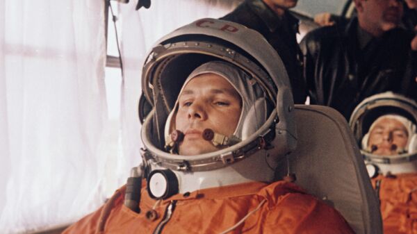 Yuri Gagarin, su doble Guerman Titov y sus compañeros del primer grupo de cosmonautas en un autobús que se dirige a la plataforma de lanzamiento en el cosmódromo de Baikonur - Sputnik Mundo