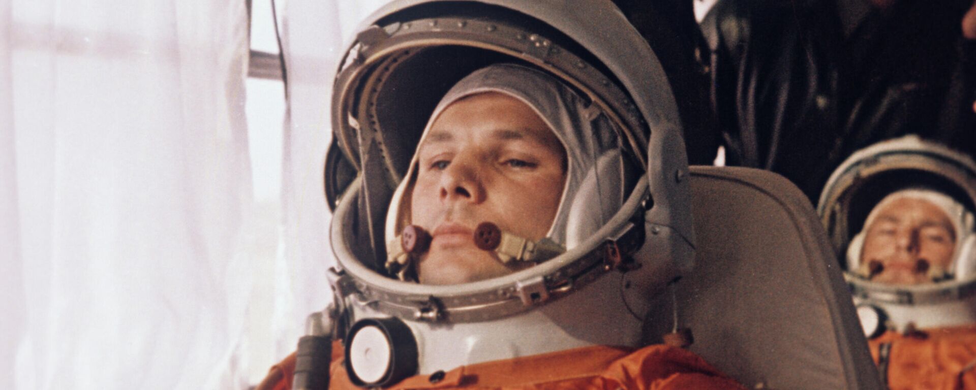 Yuri Gagarin, su doble Guerman Titov y sus compañeros del primer grupo de cosmonautas en un autobús que se dirige a la plataforma de lanzamiento en el cosmódromo de Baikonur - Sputnik Mundo, 1920, 13.04.2023