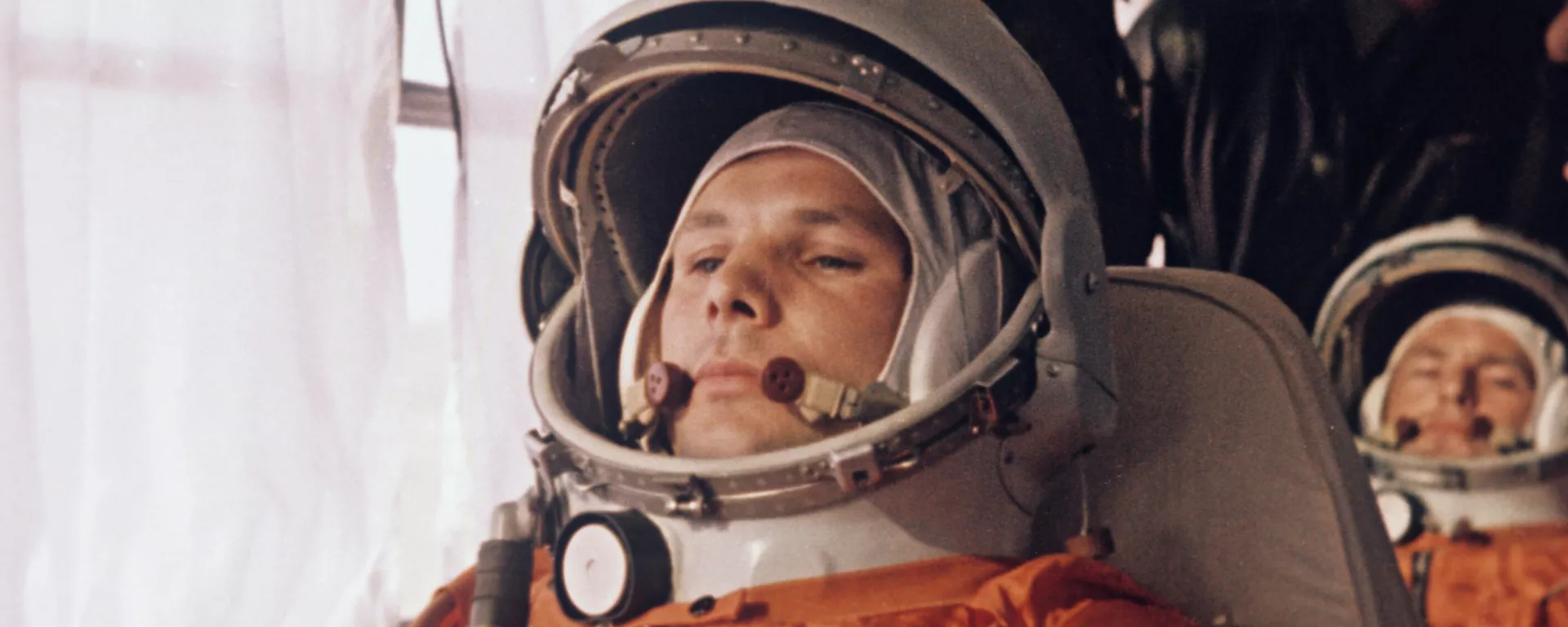 Yuri Gagarin, su doble Guerman Titov y sus compañeros del primer grupo de cosmonautas en un autobús que se dirige a la plataforma de lanzamiento en el cosmódromo de Baikonur - Sputnik Mundo, 1920, 13.04.2023