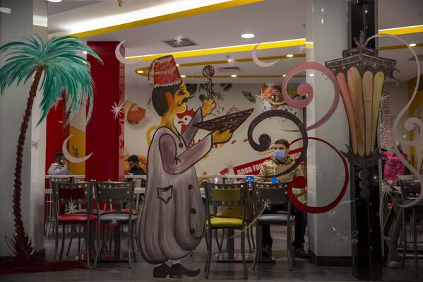 El Ramadán comienza 11 días antes cada año debido a que el calendario lunar es 11 días más corto que en el calendario gregoriano. Así, en 2021 el Ramadán comenzó al atardecer del 12 de abril. El primer día de ayuno inicia el 13 de abril y acaba el 12 de mayo.En la foto: un restaurante decorado para la celebración del Ramadán en Beirut, Líbano. - Sputnik Mundo