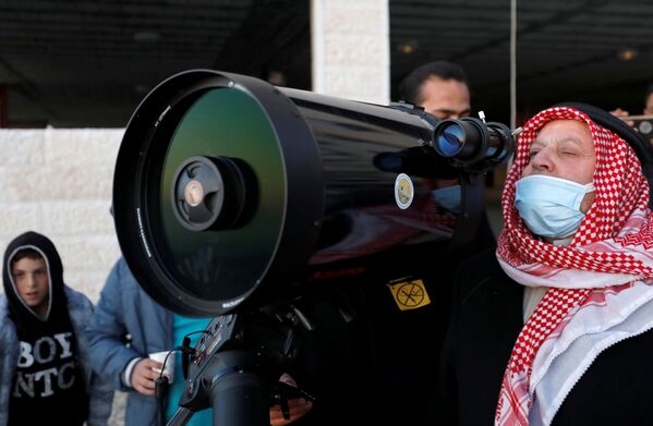 Además de las cinco oraciones habituales, cada noche de ayuno se realiza una oración adicional, llamada Tarawih.En la foto: un palestino mirando a la luna antes del inicio del Ramadán en la ciudad de Hebrón,Cisjordania. - Sputnik Mundo