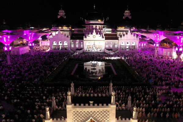 Durante el Ramadán, los musulmanes deben distribuir la&#x27;sadaqa&#x27;(la caridad) y el&#x27;zakat&#x27;(la limosna obligatoria). Se cree que durante el Ramadán, Alá recompensa al creyente por cada buena acción que hace.En la foto: unos musulmanes rezando en vísperas del Ramadán en la ciudad de Banda Aceh, Indonesia. - Sputnik Mundo