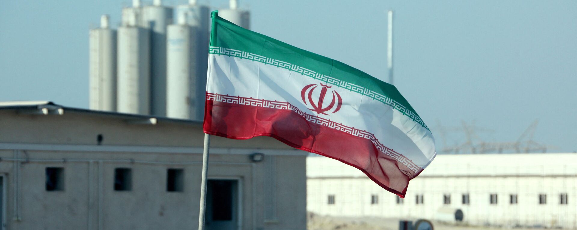 La bandera de Irán frente a una planta nuclear (archivo) - Sputnik Mundo, 1920, 30.11.2022