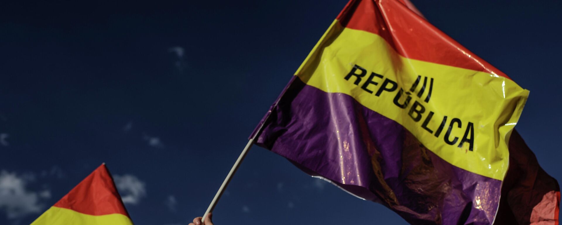 Un joven ondeando una bandera republicana durante una manifestación contra la monarquía en 2014 - Sputnik Mundo, 1920, 14.04.2021