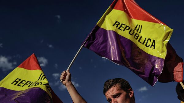 Un joven ondeando una bandera republicana durante una manifestación contra la monarquía en 2014 - Sputnik Mundo